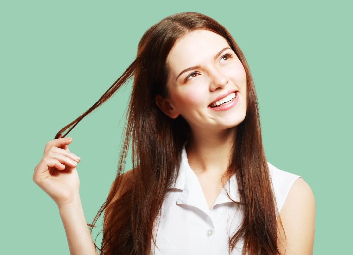 Mulher em dúvida sobre a direção do crescimento do cabelo