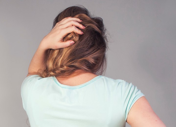 Mulher com extensões de cabelo que doem