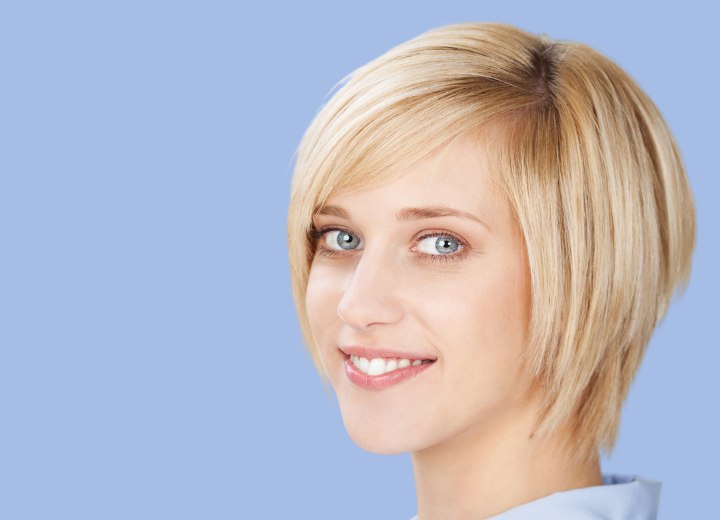 Mulher com pesco&ccedil;o curto e um corte de cabelo adequado