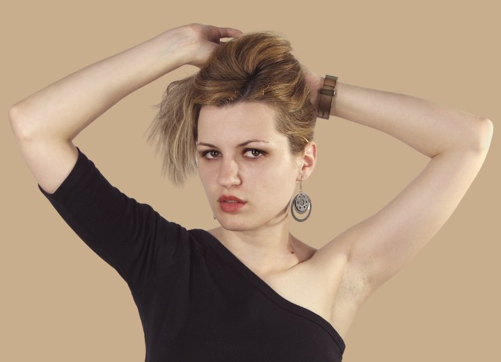 Mulher preocupada, com o cabelo que parece mais fino