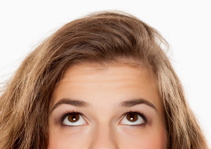 Mulher preocupada com o cabelo ralo