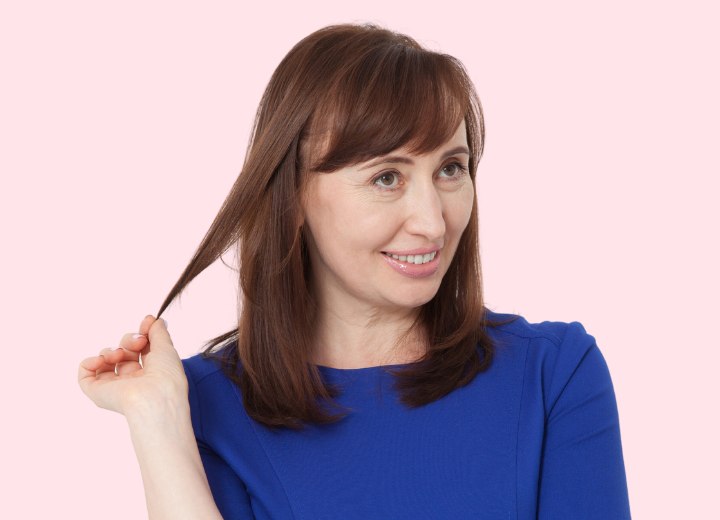 Mulher com rugas no pescoço e um corte de cabelo rejuvenescedor