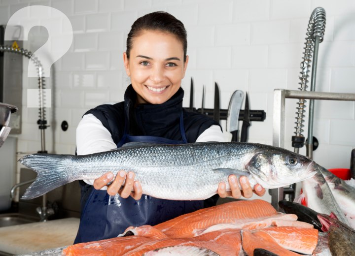 Mulher vendendo peixe saudável